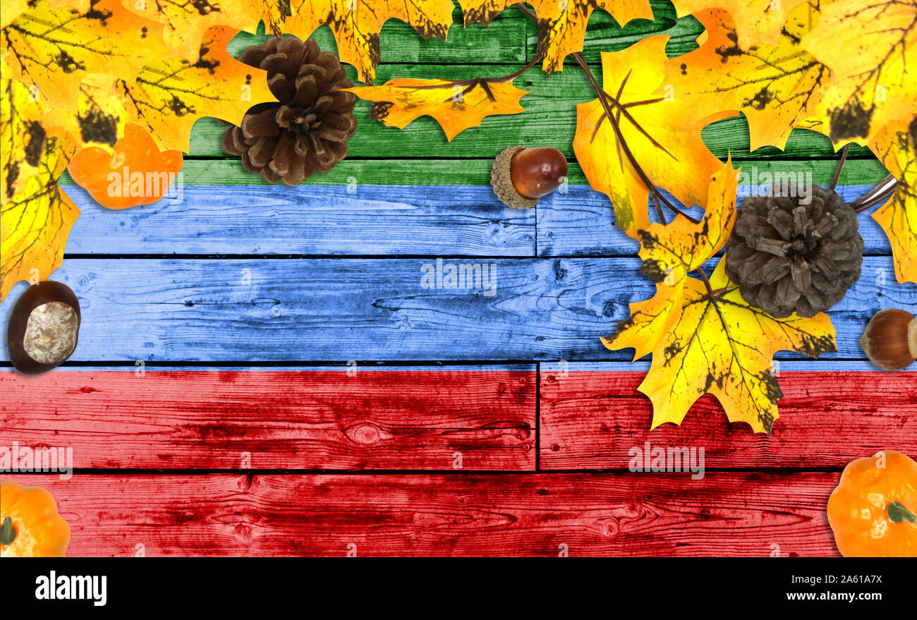 Daghestan drapeau sur fond de bois de l'automne avec des feuilles et de la bonne place pour votre texte Banque D'Images