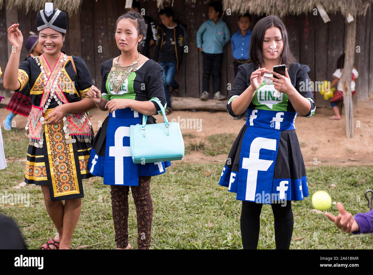 Les jeunes femmes Hmong présentent un mélange unique de tradition et de modernité avec des vêtements inspirés des médias sociaux au festival du nouvel an Hmong à Muang Sing Banque D'Images