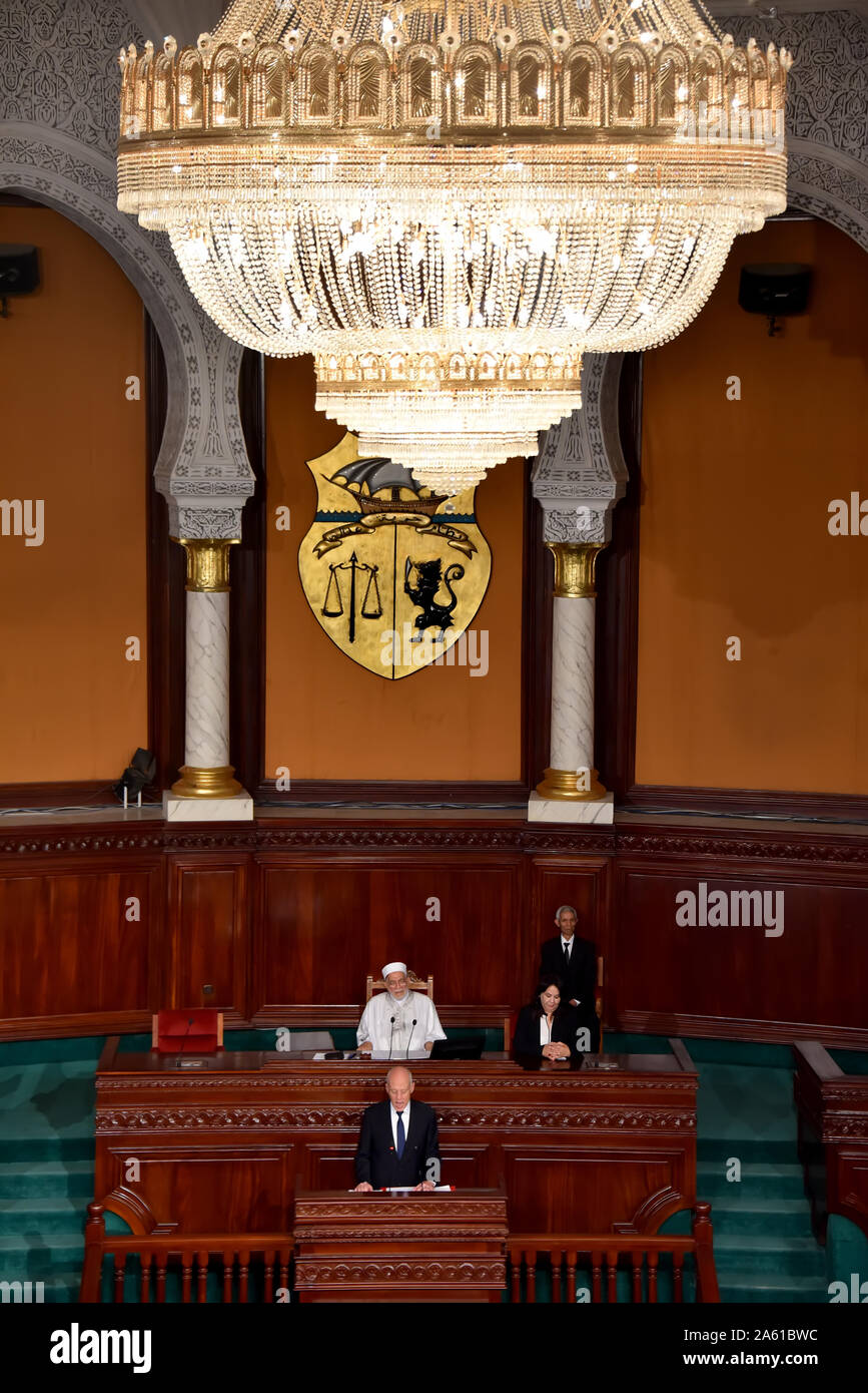 Tunis, Tunisie. 23 Oct, 2019. Le nouveau président tunisien Kais Saied prend un serment d'office après son élection surprise victoire sur les champions de l'establishment politique à Tunis.Saied, un universitaire conservateur qui n'a pas d'expérience politique qui a gagné l'appui massif des jeunes électeurs dans un ruissellement 13 octobre, a prêté serment devant les membres de l'assemblée constituante et d'autres organes de l'état. Credit : SOPA/Alamy Images Limited Live News Banque D'Images