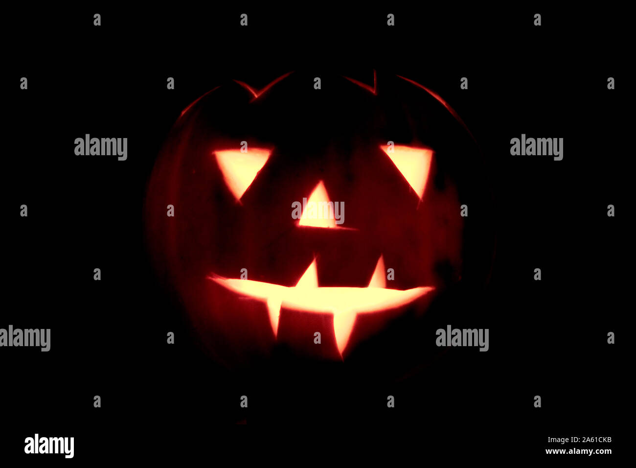 Citrouille Halloween fait maison sur fond noir de nuit Banque D'Images