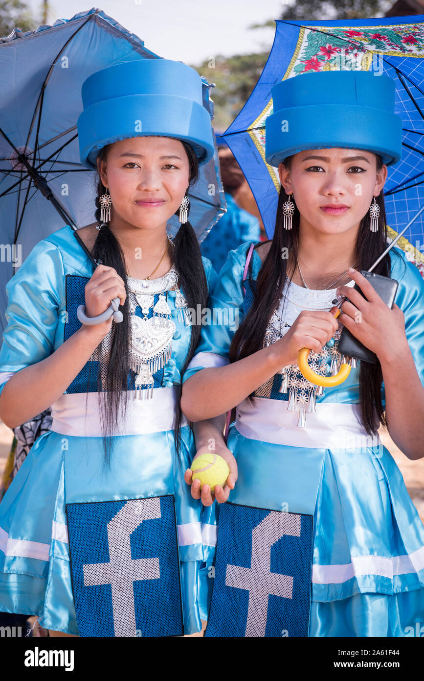 Les filles en Hmong s'habillent avec une touche moderne, incorporant le logo Facebook lors d'un festival à Luang Namtha, Laos. Banque D'Images