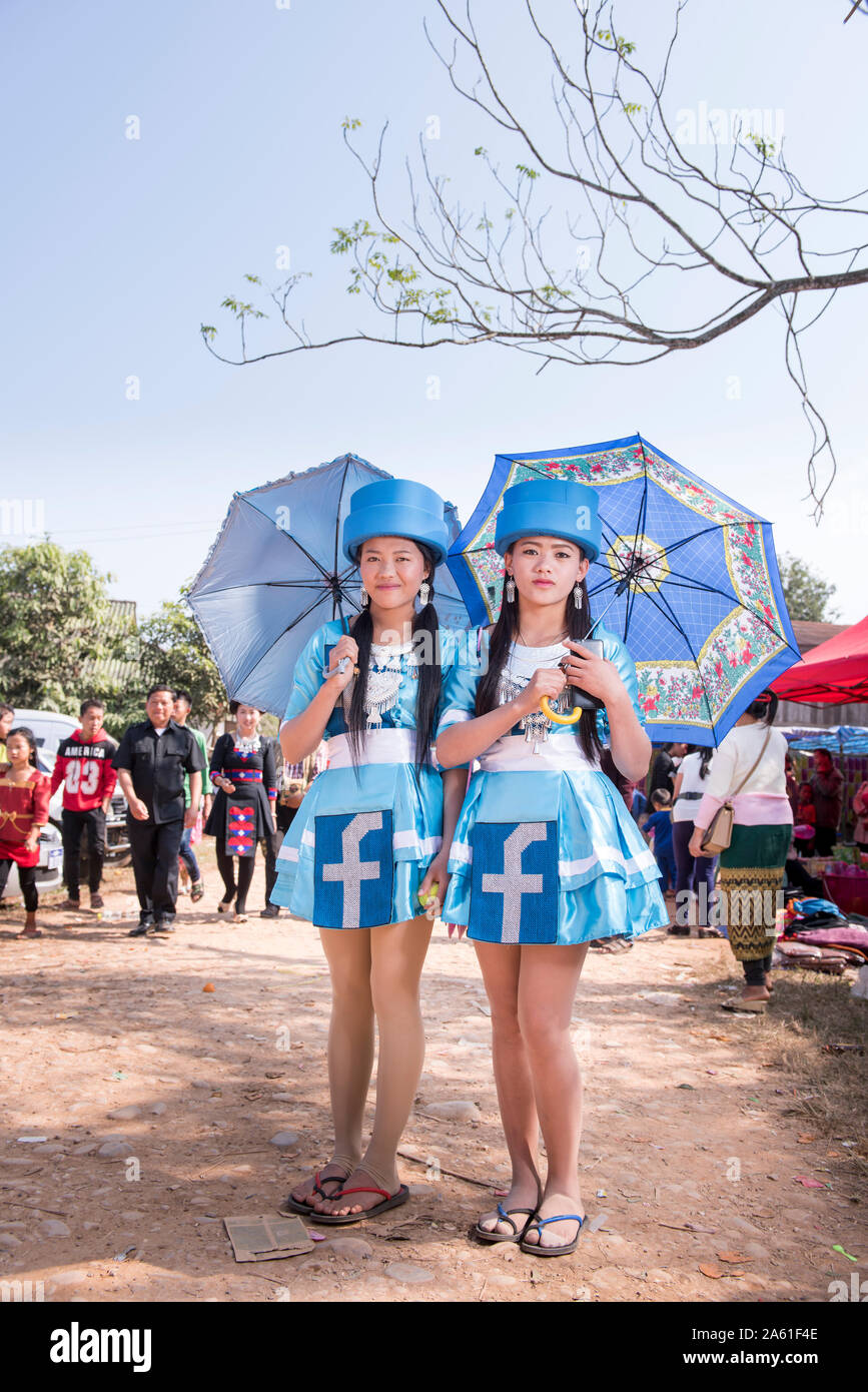 Les filles en Hmong s'habillent avec une touche moderne, incorporant le logo Facebook lors d'un festival à Luang Namtha, Laos. Banque D'Images