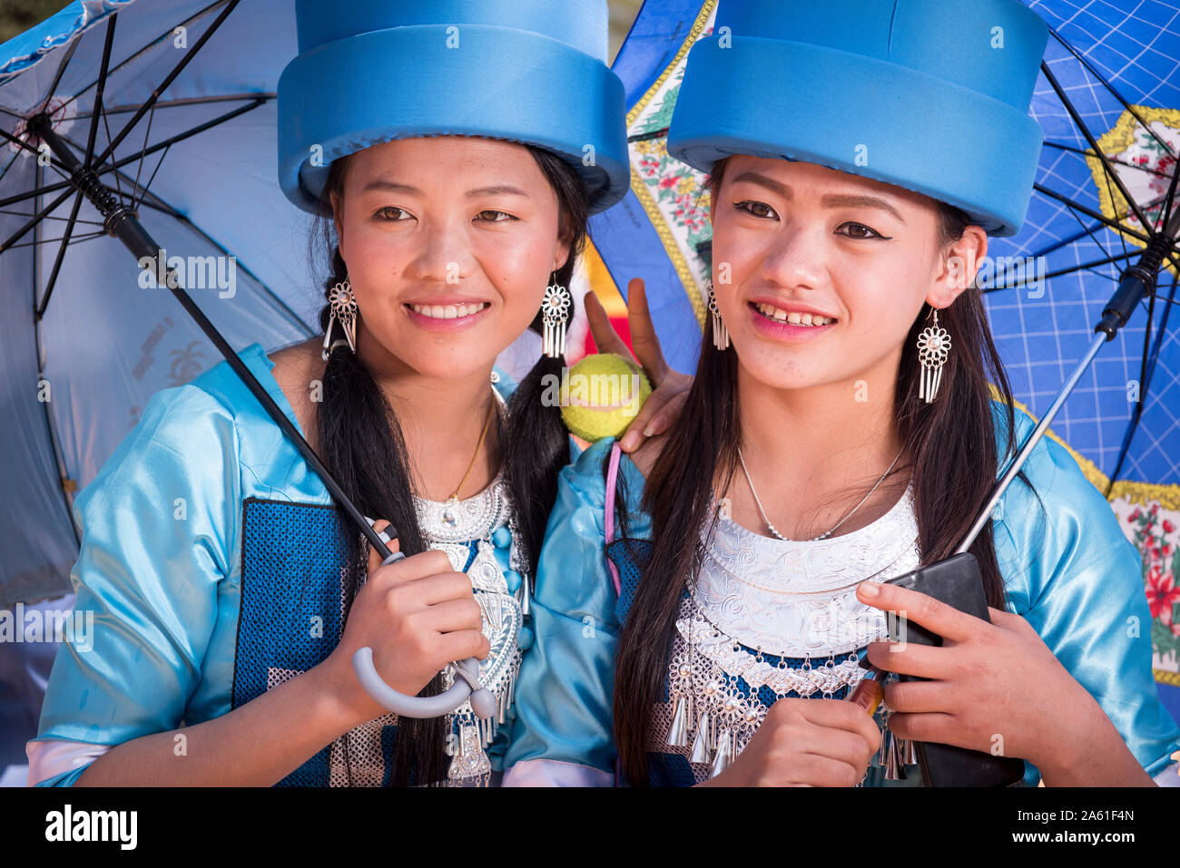 Les filles en Hmong s'habillent avec une touche moderne, incorporant le logo Facebook lors d'un festival à Luang Namtha, Laos. Banque D'Images