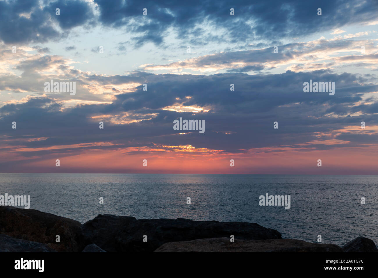 Coucher du soleil sur la mer, le soleil dans les nuages Banque D'Images Coucher du soleil sur la mer, le soleil dans les nuages Banque D'Images