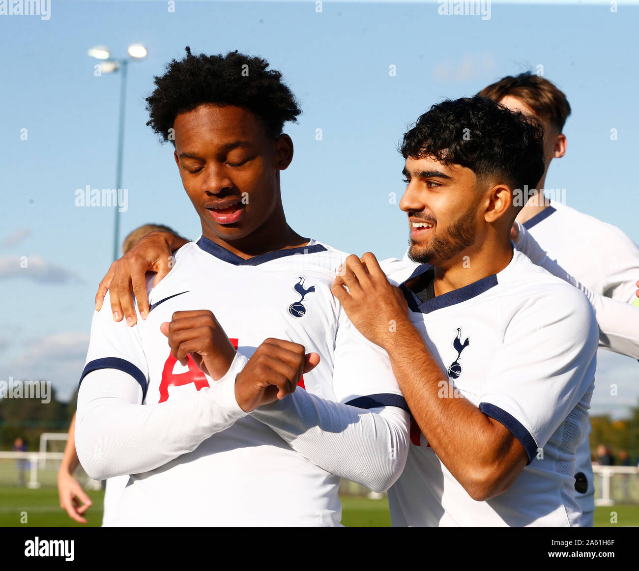 ENFIELD, Angleterre. 22 OCTOBRE : Lloyd Bennett J'Neil de Tottenham Hotspur célèbre son but au cours de l'UAFA Ligue jeunesse entre Tottenham Hotspur et C Banque D'Images