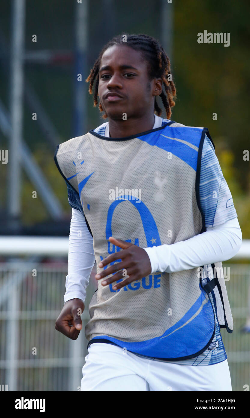 ENFIELD, Angleterre. 22 OCTOBRE : Paris Edmond Maghoma de Tottenham Hotspur lors de l'UAFA Ligue entre Tottenham Hotspur et Stade Crvena zvezda ( Rouge St Banque D'Images