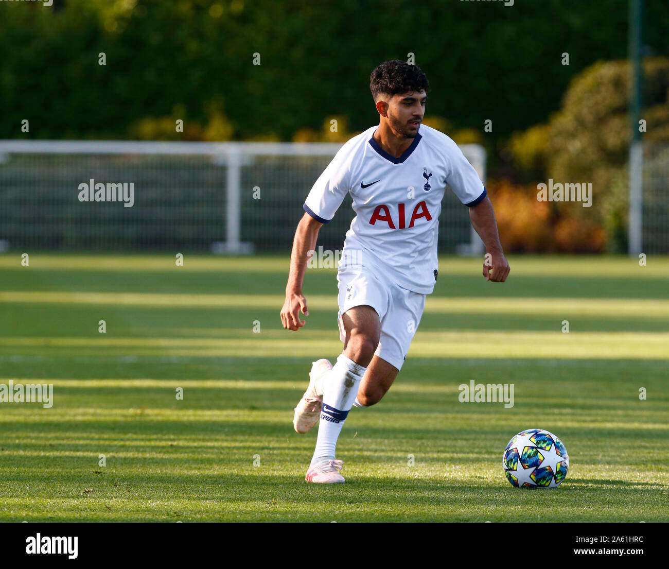 ENFIELD, Angleterre. 22 OCTOBRE : Markanday Dilan de Tottenham Hotspur lors de l'UAFA Ligue entre Tottenham Hotspur et Crvena Zvezda (Étoile rouge être Banque D'Images