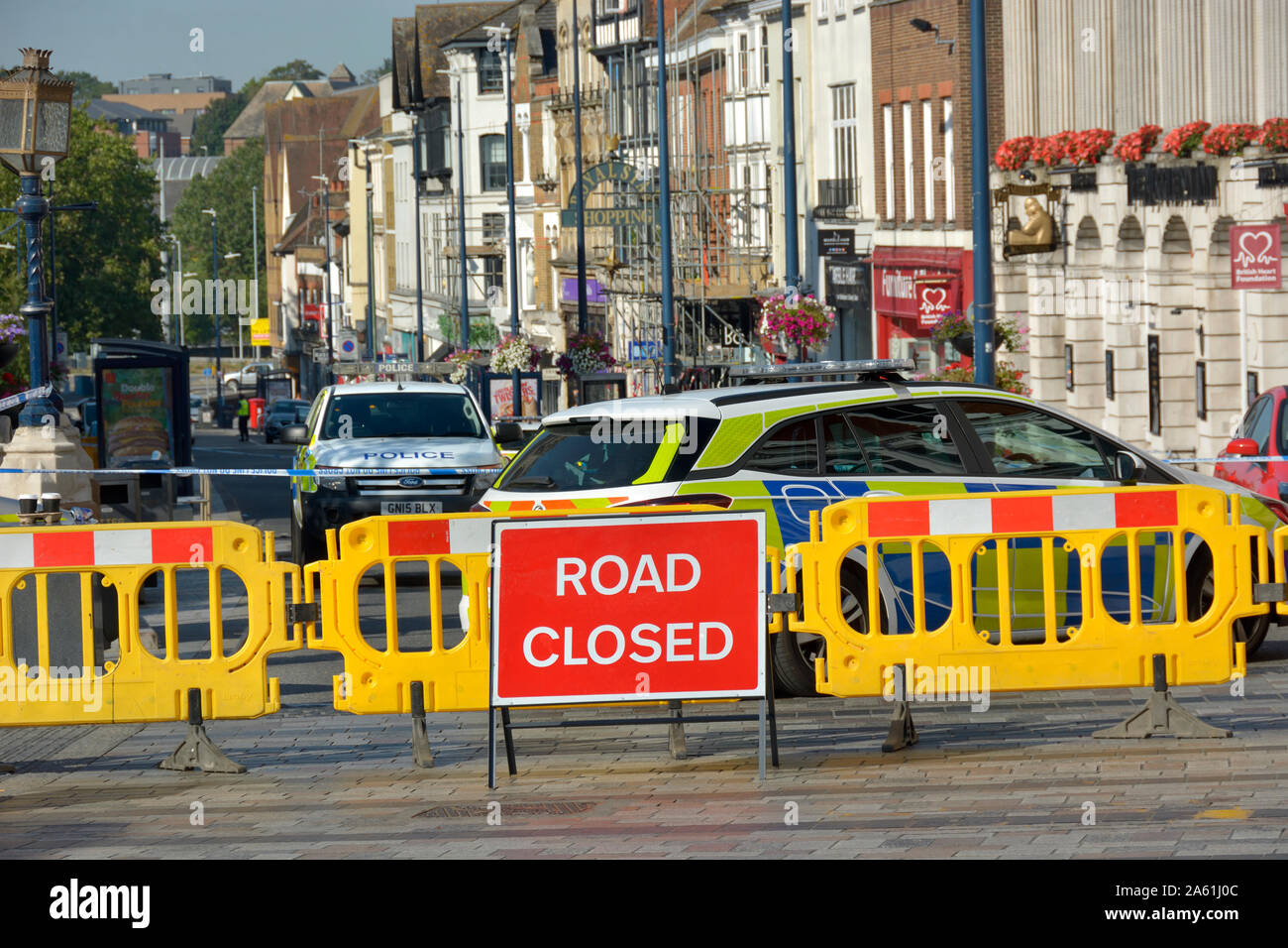 Maidstone, Kent, UK. Cordon de police proximité du centre ville un dimanche matin, tandis que des équipes de médecine légale enquêter sur la scène de plusieurs attaques à la nuit. Banque D'Images