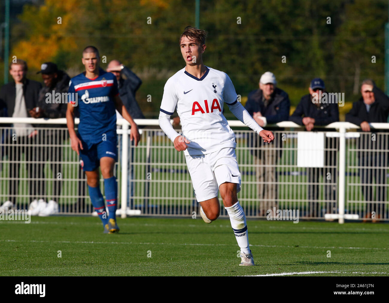 ENFIELD, Angleterre. 22 OCTOBRE : Max Robson de Tottenham Hotspur lors de l'UAFA Ligue entre Tottenham Hotspur et Crvena Zvezda (Étoile rouge de Belgrade Banque D'Images