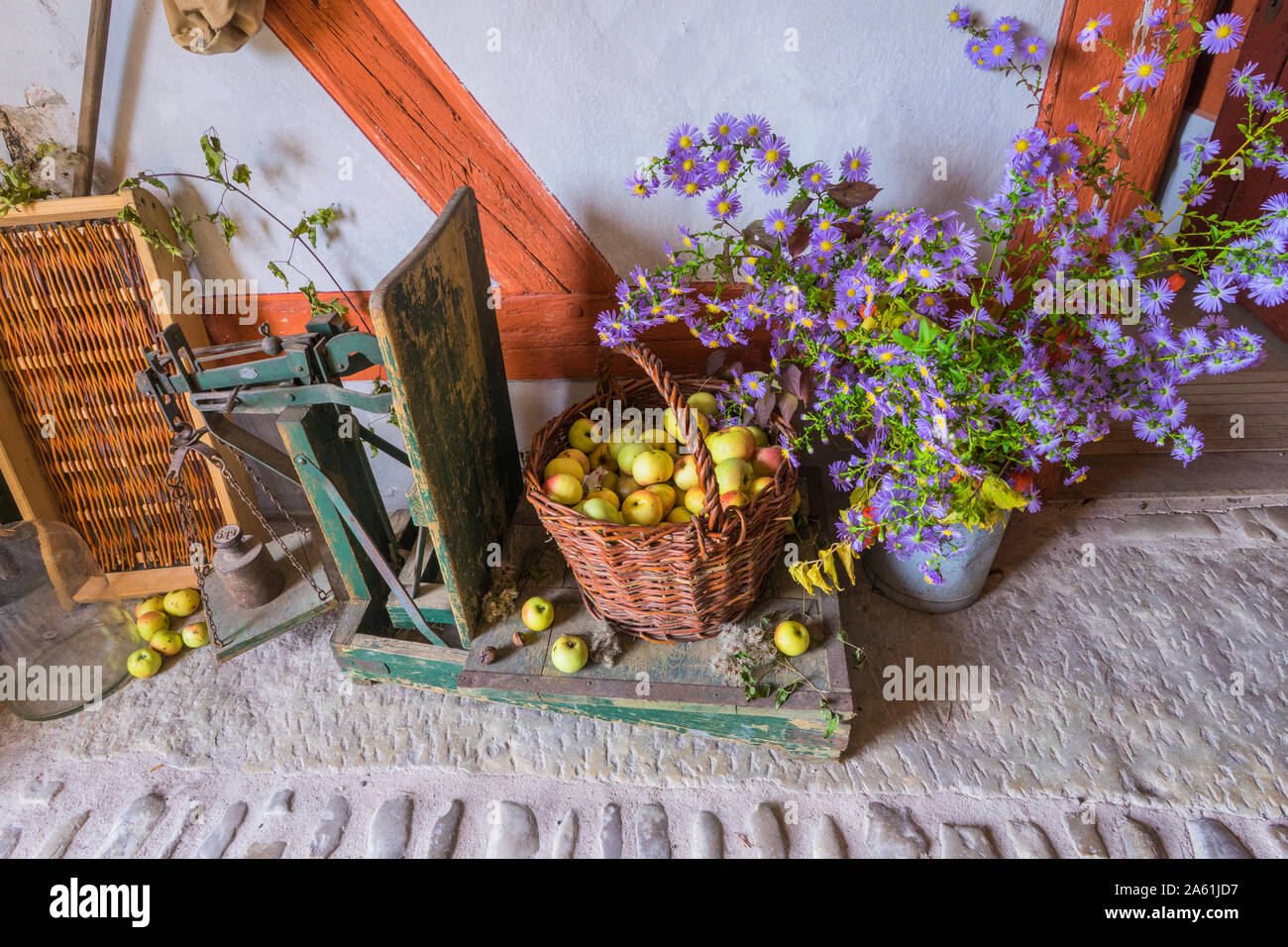 Bad Windsheim, Allemagne - 16 octobre 2019 : vue sur le sol en pierre et décoration d'automne avec des fleurs, les citrouilles et les fruits Banque D'Images