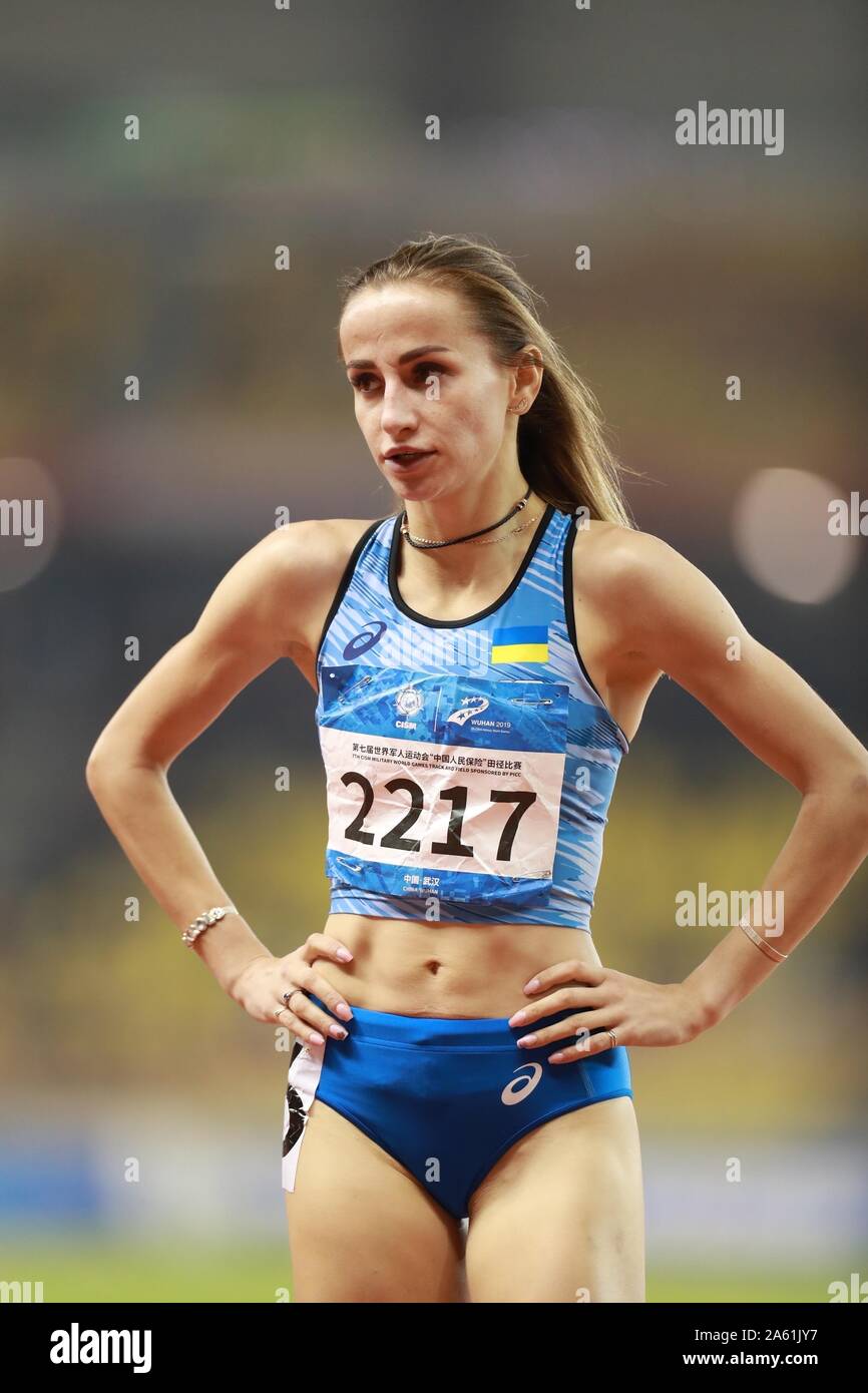 (191023) -- Wuhan, le 23 octobre 2019 (Xinhua) -- Nataliia Pryshchepa de l'Ukraine réagit après la finition finale du 800 m femmes de l'athlétisme à la 7e Jeux Mondiaux Militaires du CISM à Wuhan, capitale de la province du Hubei en Chine centrale, le 23 octobre 2019. (Xinhua/Liu Xu) Banque D'Images