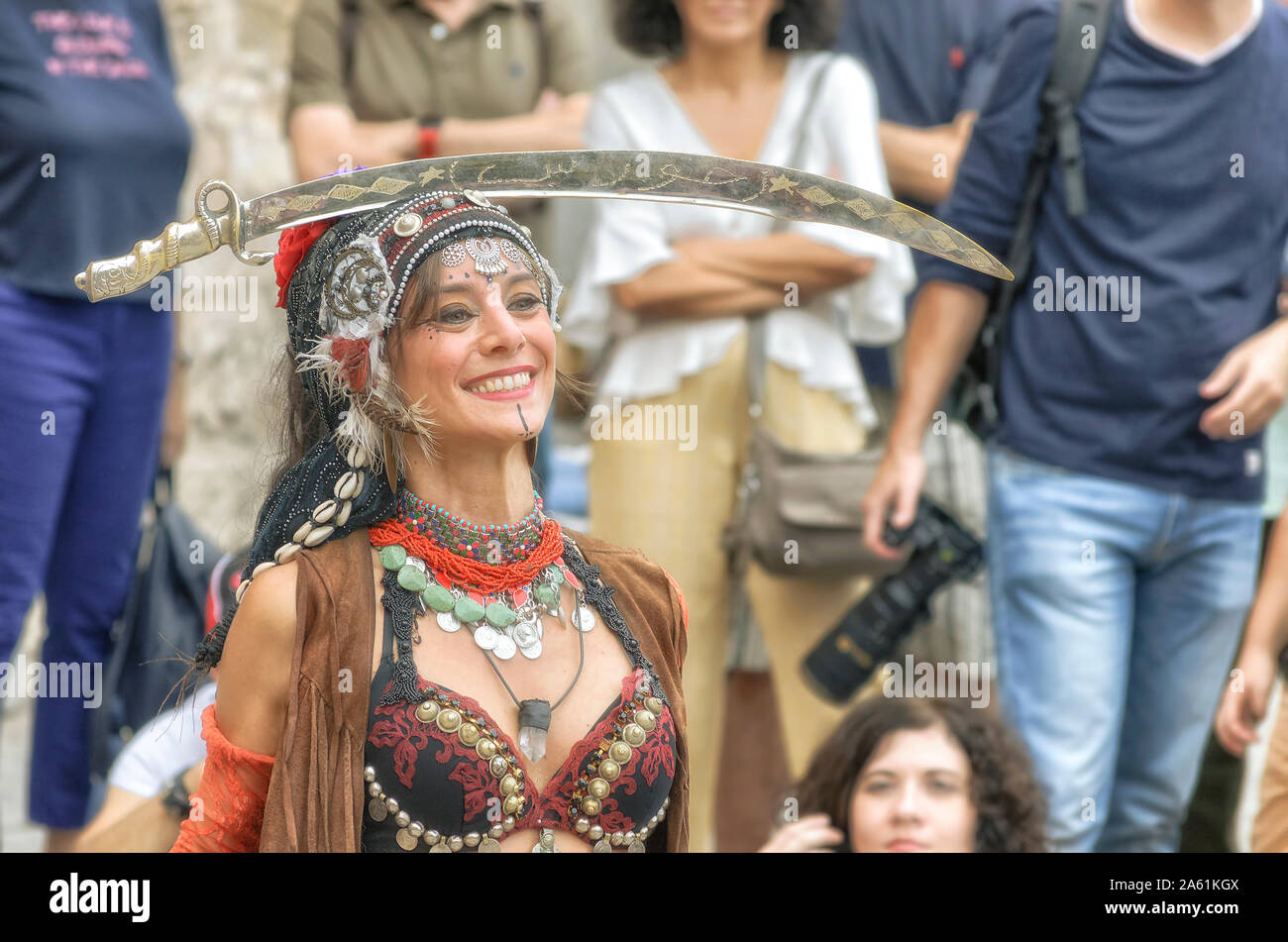 Les danses sacrées. Légales. Belle femme danse avec un sabre sur la tête, en place San Diego, au cours de la semaine du marché de rue médiévale cervantino Banque D'Images