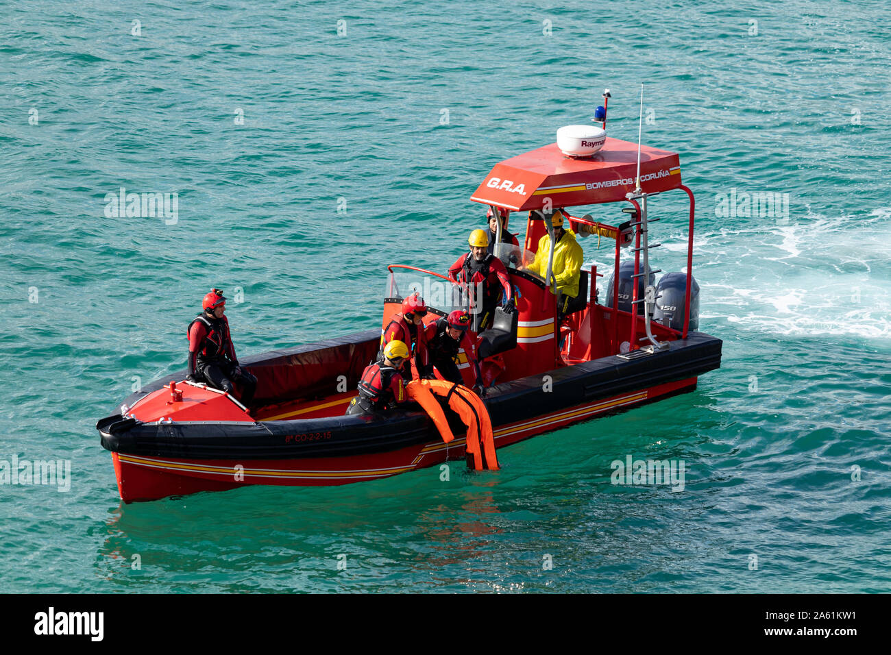 Coruna / Espagne - 23 octobre 2019 : l'espagnol la vie de recherche et de sauvetage voile récupérer les survivants au cours d'un exercice pratique en Corogne Espagne Banque D'Images