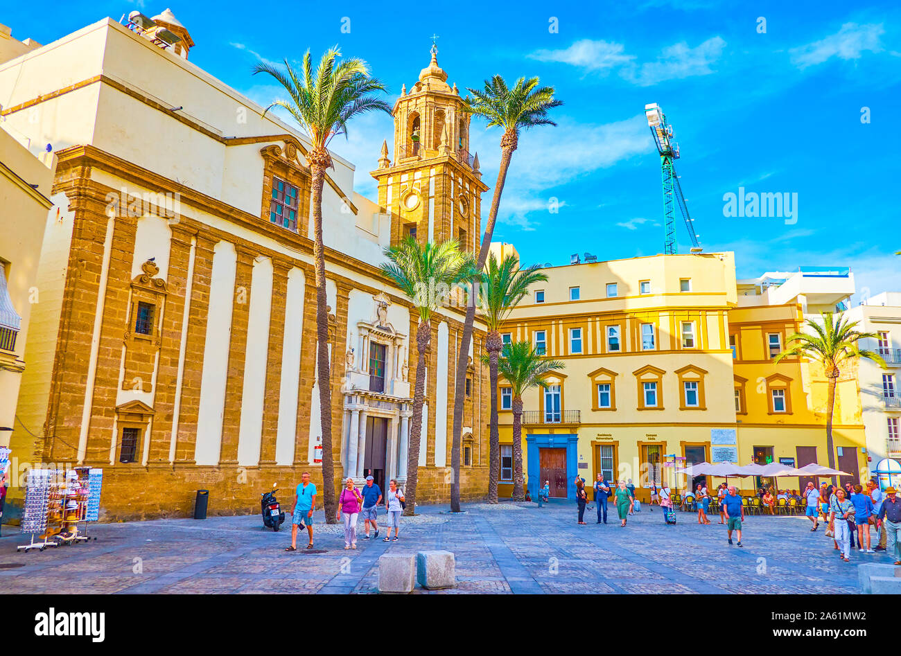 Cadix, Espagne - 19 septembre 2019 : la belle architecture des bâtiments andalous sur la Plaza de la Catedral avec de magnifiques murs de Santiago C Banque D'Images