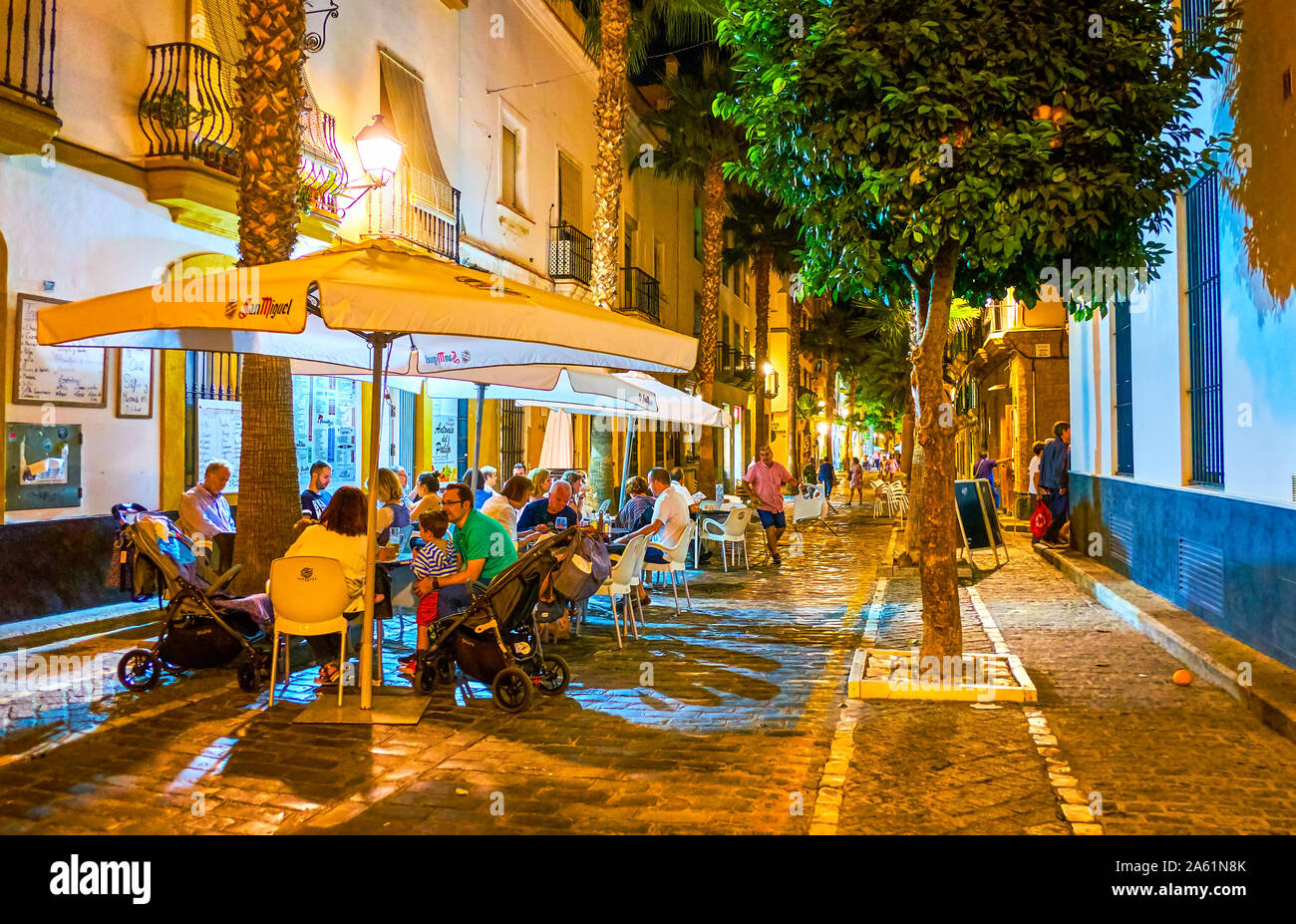 Cadix, Espagne - 19 septembre 2019 : Le poisson populaire restaurant avec terrasse extérieure dans le Barrio de la vina, quartier célèbre pour sa cuisine de fruits de mer, Banque D'Images