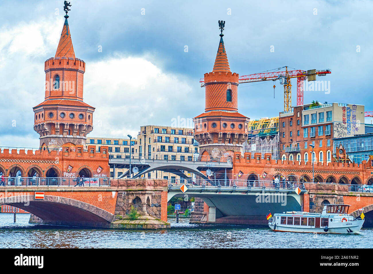 BERLIN, ALLEMAGNE - le 3 octobre 2019 : Le beau pont Oberbaum historique avec deux tours à travers la rivière Spree, le 3 octobre à Berlin Banque D'Images