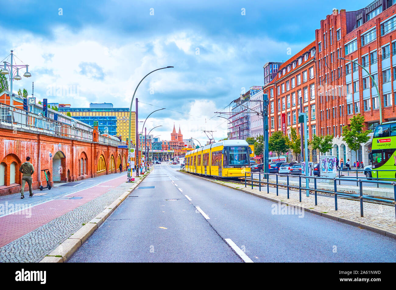 BERLIN, ALLEMAGNE - le 3 octobre 2019 : La scène urbaine moderne avec tram jaune, se débarrassant le long de la rue Warschauer Strasse, dans le centre de Berlin, le 3 octobre à être Banque D'Images