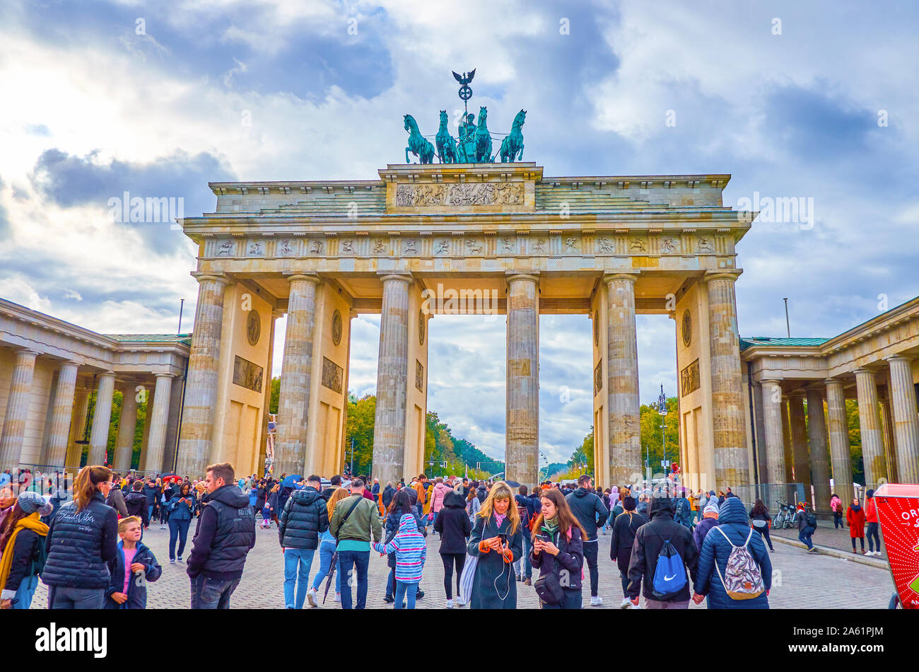 BERLIN, ALLEMAGNE - le 3 octobre 2019 : Les gens de Pariser Platz, qui est devenue au cours de la foule, fête dédiée à la Journée de l'unité allemande, le 3 octobre dans Banque D'Images