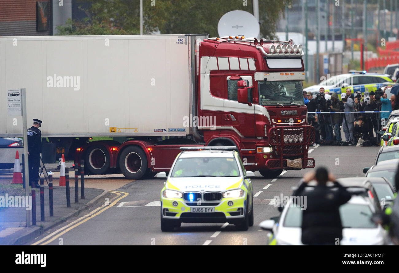 Le camion conteneur où 39 personnes ont été retrouvées mortes à l'intérieur du parc industriel de Waterglade feuilles en Grays, Essex, en direction de Tilbury Docks, sous escorte policière. Banque D'Images