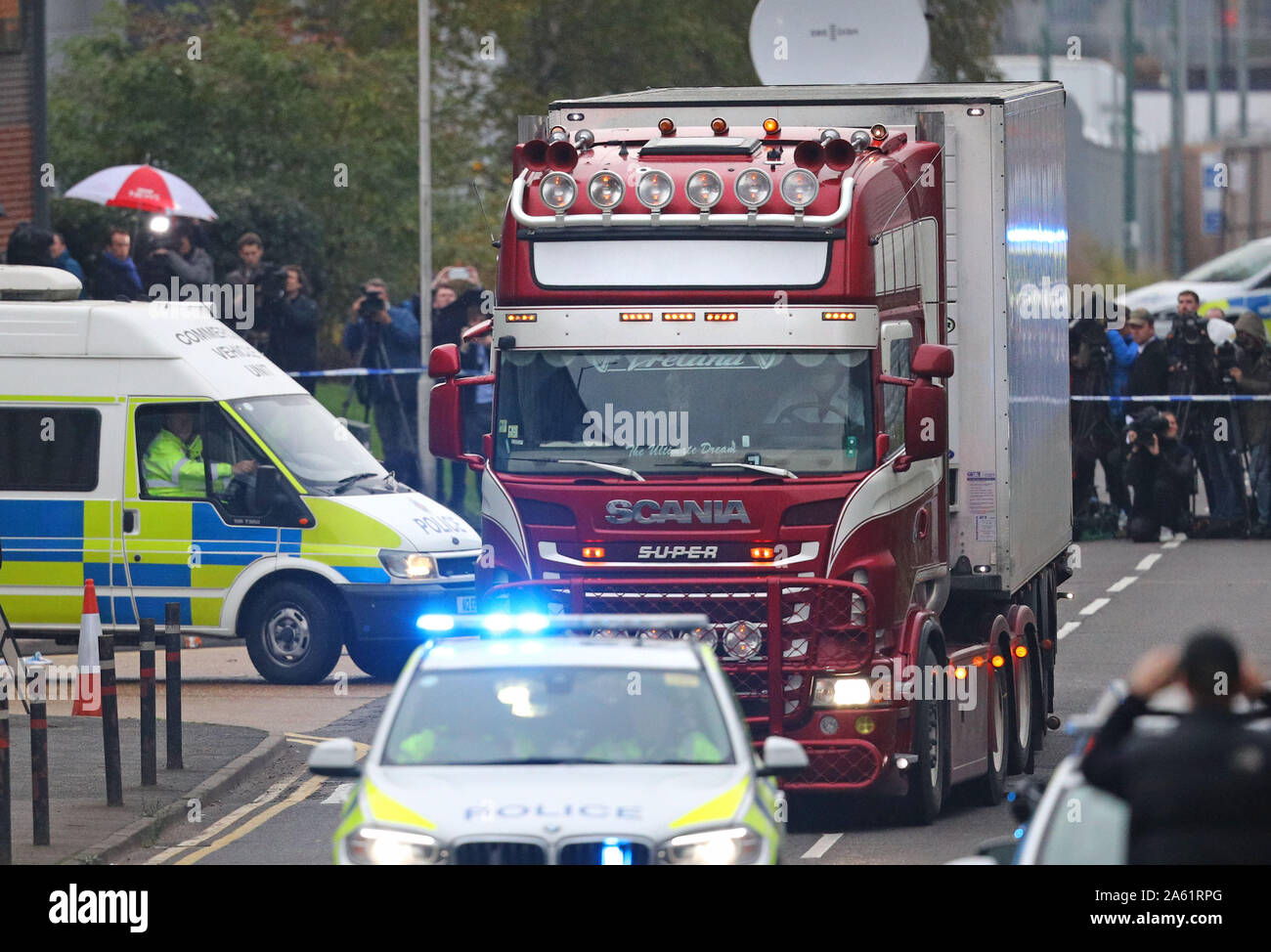 Le camion conteneur où 39 personnes ont été retrouvées mortes à l'intérieur du parc industriel de Waterglade feuilles en Grays, Essex, en direction de Tilbury Docks, sous escorte policière. Banque D'Images