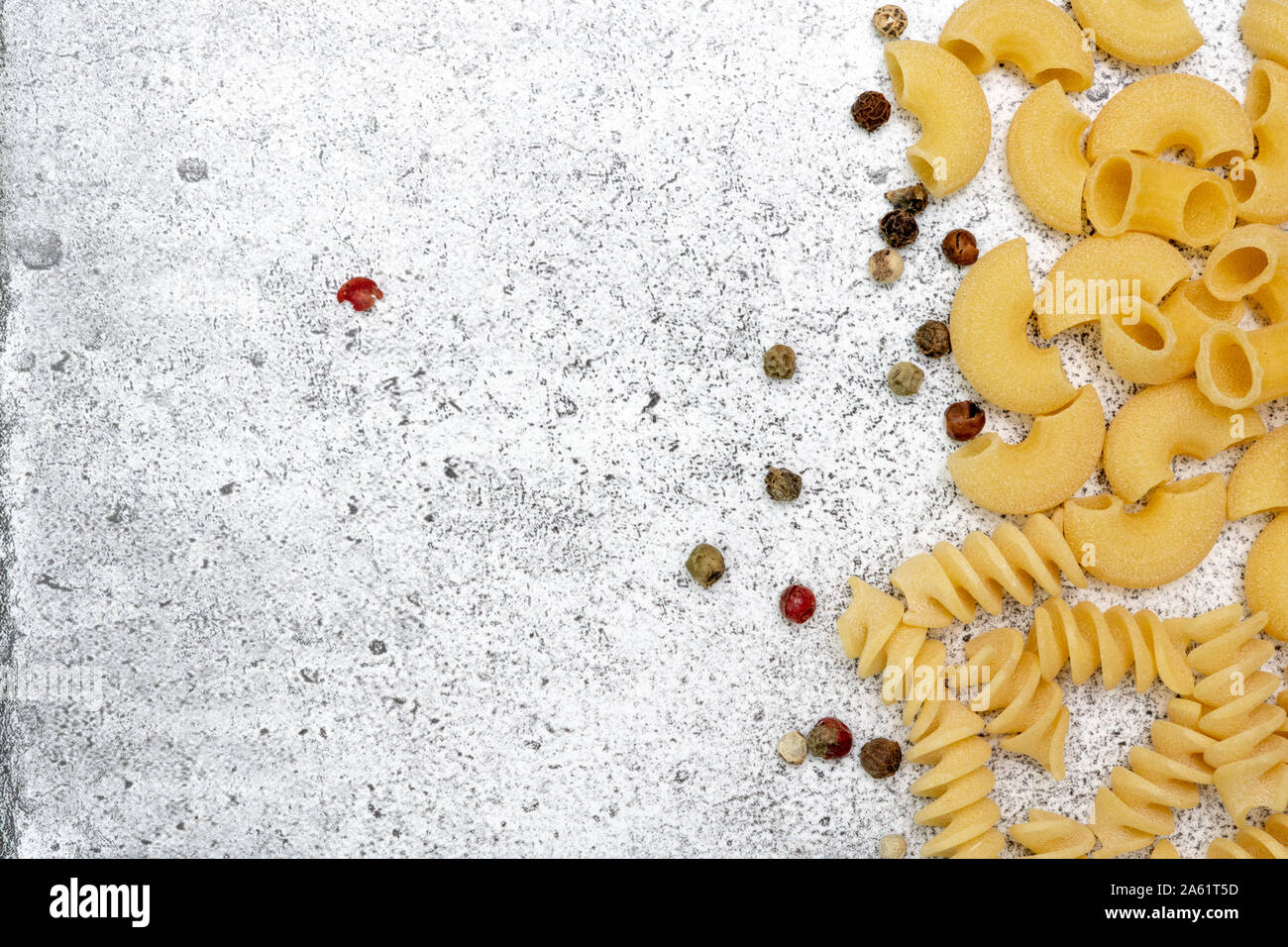 Types de pâtes alimentaires non cuites. Les pâtes fusilli, chifferi pois colorés et sécher sur