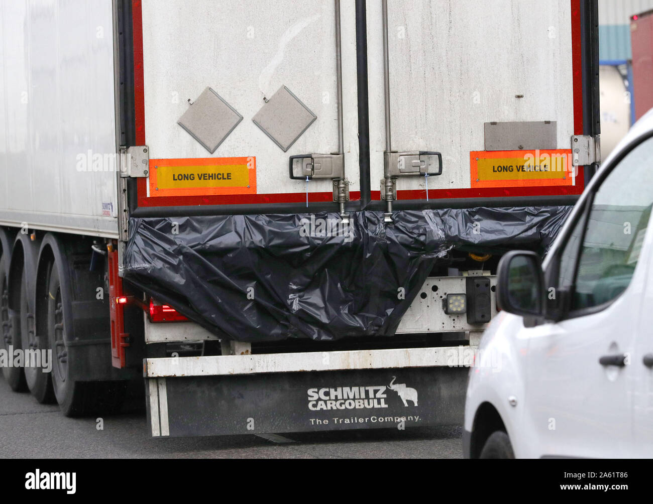 Le camion conteneur où 39 personnes ont été retrouvées mortes à l'intérieur du parc industriel de Waterglade feuilles en Grays, Essex, en direction de Tilbury Docks, sous escorte policière. Banque D'Images