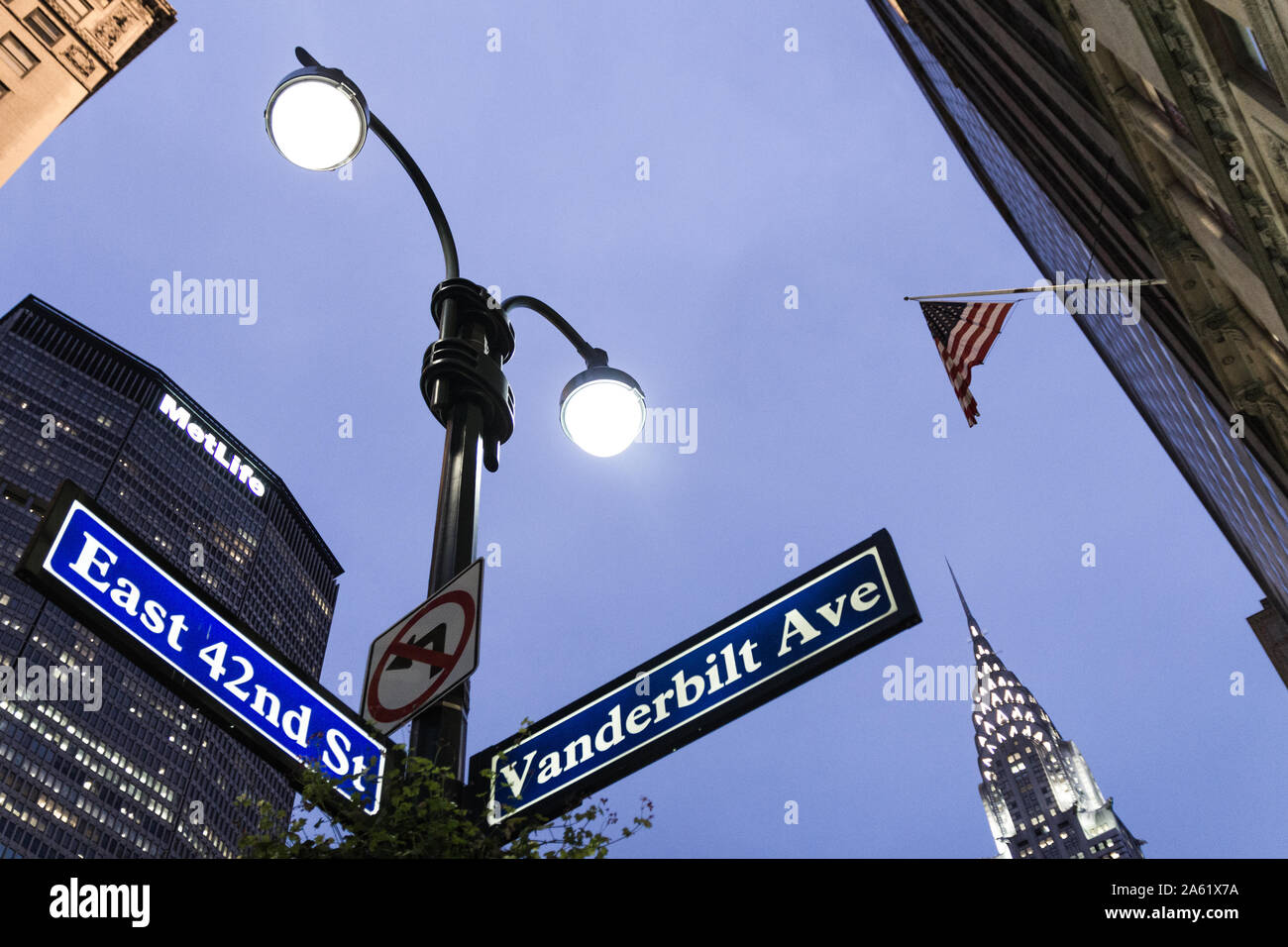 Juillet 2018. Belle photo de nuit prise à Manhattan, New York City (NY). Un drapeau américain est visible, ainsi que les lampadaires, les plaques de rue (East 42nd Street) Banque D'Images