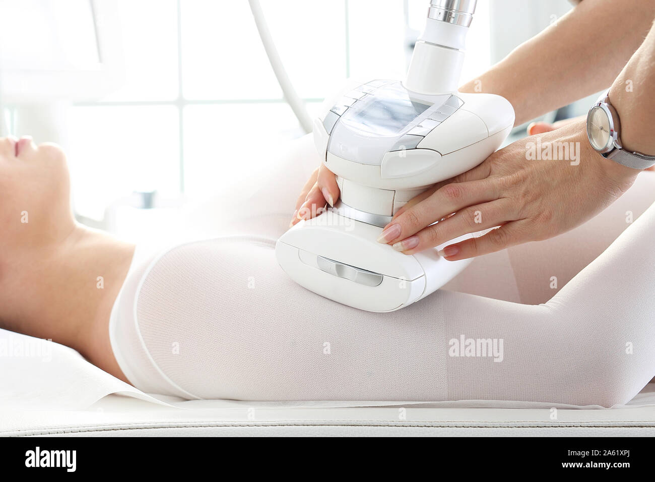 Massage sous vide à l'aide de la tête. Traitement amincissant, raffermissant corps sur les bras et les mains Banque D'Images
