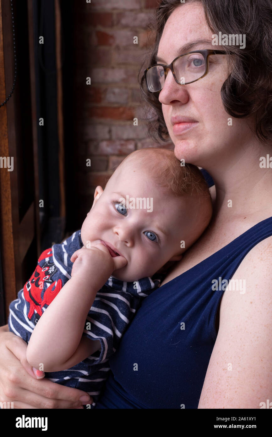 Detroit, Michigan - Mariel Hjermstad tient son un-année-vieux fils, Hendrix. Banque D'Images