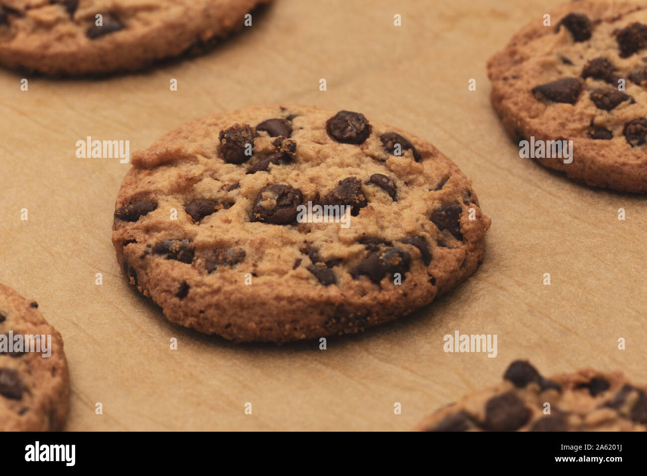 Les cookies au chocolat maison sur du papier sulfurisé. Libre Banque D'Images