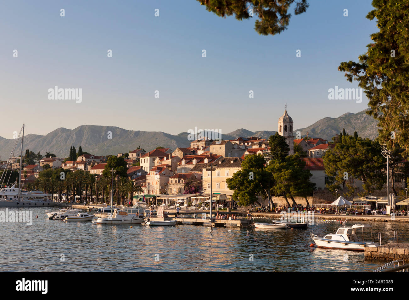 Un soir d'été calme dans Luka Uvala (Cavtat Cavtat Harbor), Dubrovnik-Neretva, Croatie Banque D'Images