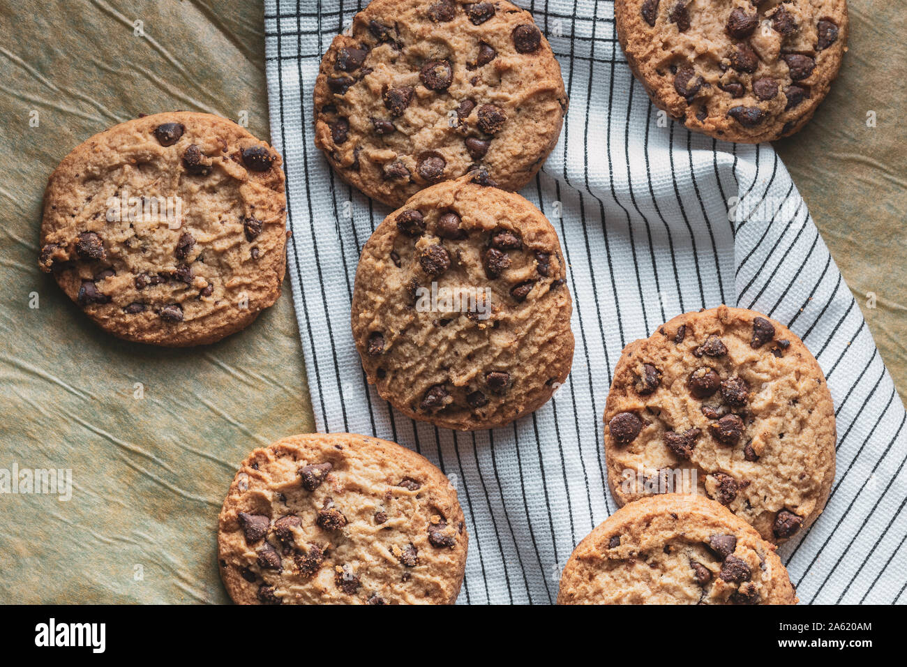Les cookies au chocolat maison sur du papier sulfurisé et un tissu blanc. Banque D'Images