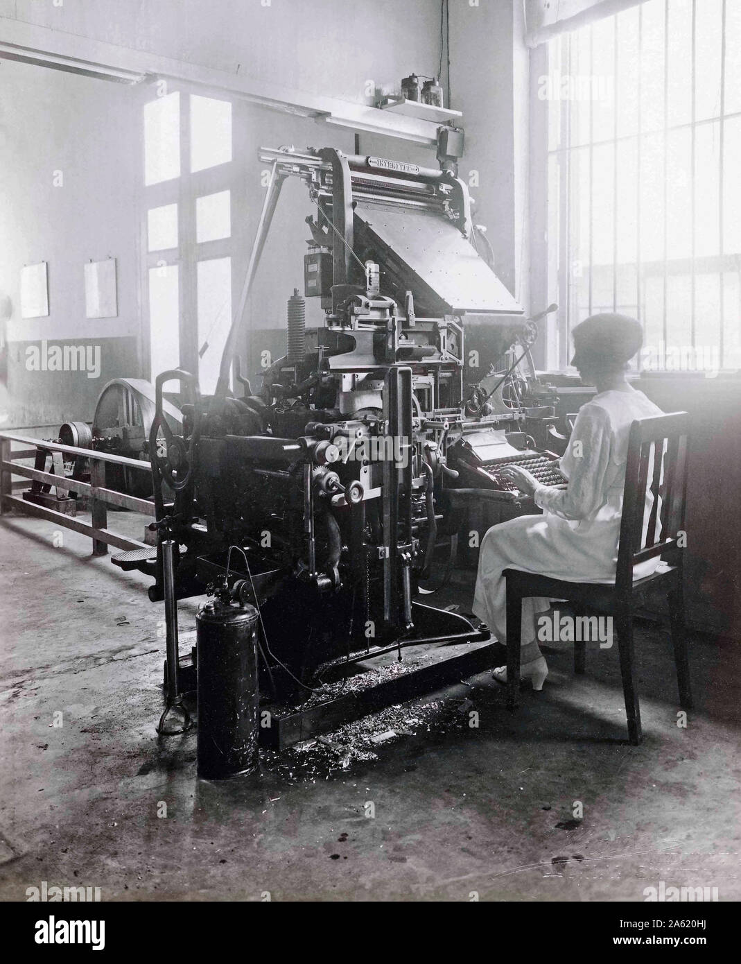 Femme travaillant à un paramètre de type machine dans le courant de l'printworks Deli à Jakarta, Indonésie. Le Deli Courant, fondée en 1885, a été le premier journal de langue néerlandaise à Medan. Cette photo date de vers 1920 Banque D'Images