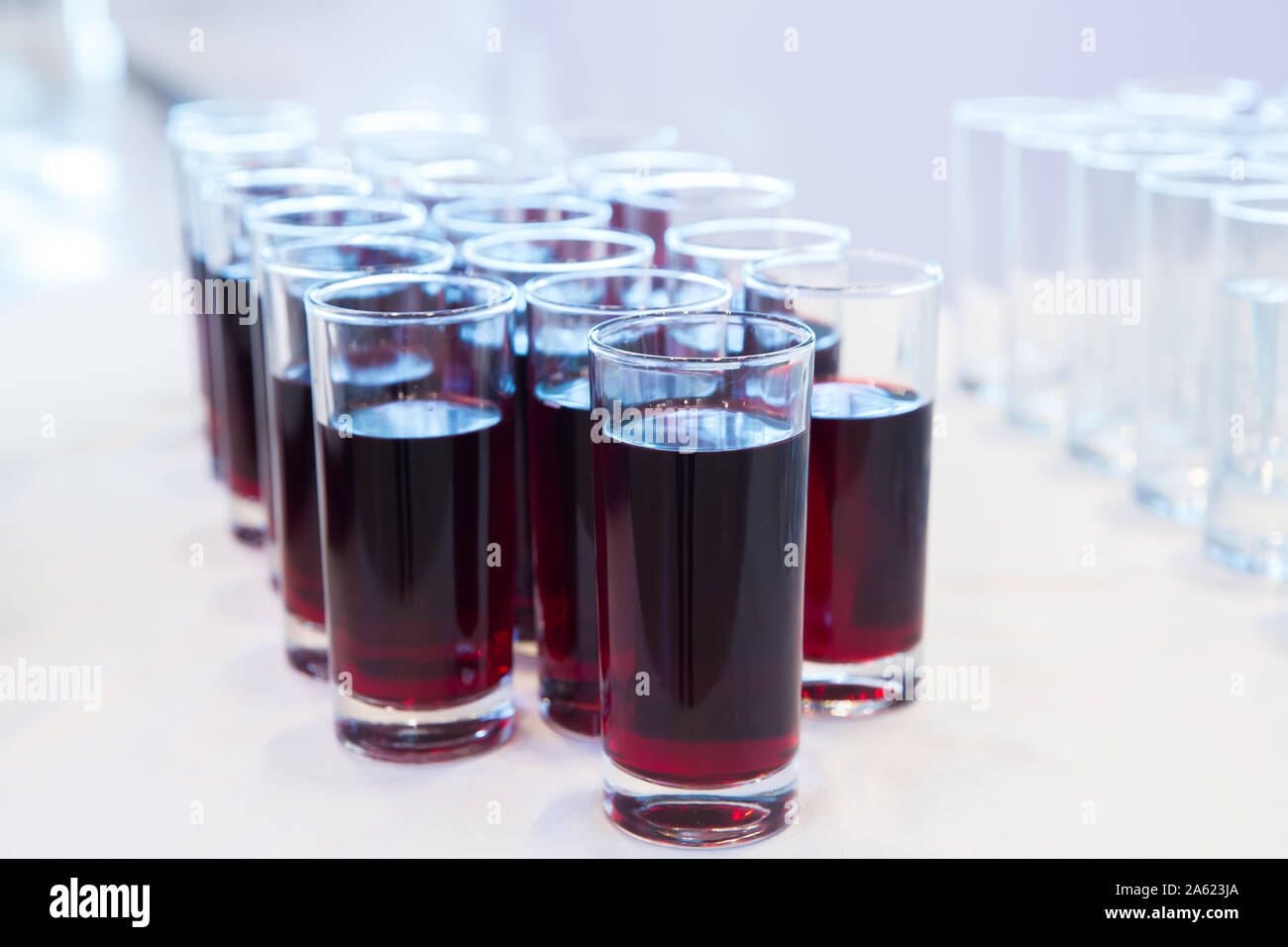Verres de jus de cerise .Rangée de verres avec du jus de cerise. Concept de restauration. Flou d'arrière-plan flou. Focus sélectif . Groupe des lunettes avec Banque D'Images