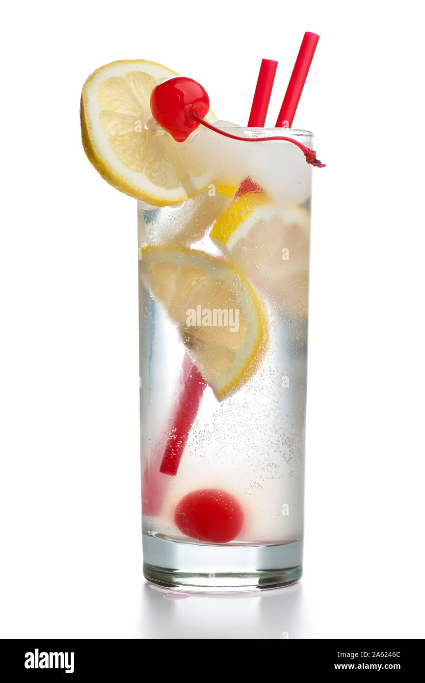 Gin Fizz avec deux pailles rouge isolé sur fond blanc Banque D'Images