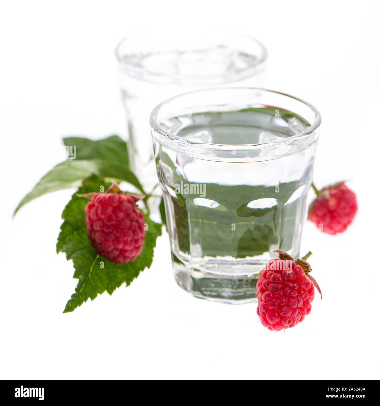 Schnaps framboise avec des framboises isolé sur fond blanc Banque D'Images