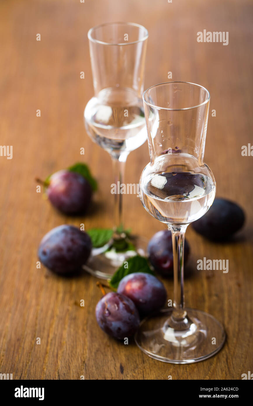 Deux verres d'eau-de-vie de prune Banque D'Images