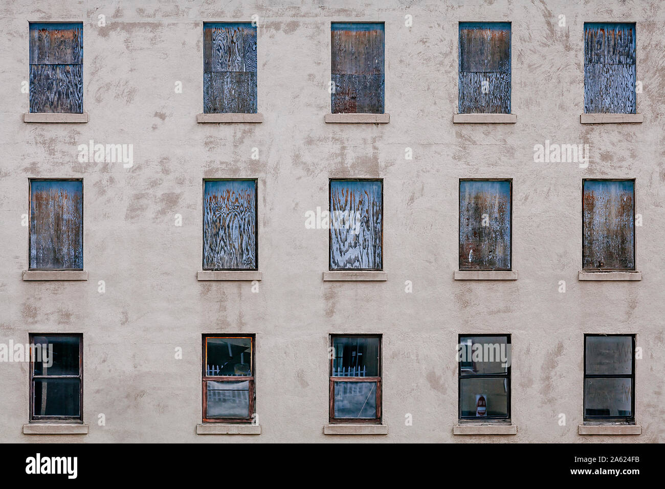 Barricadèrent Windows à partir d'un bâtiment abandonné dans les USA. Banque D'Images