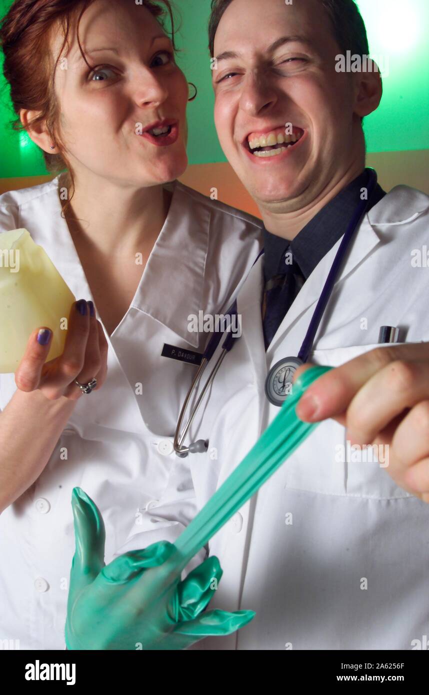 Un Drole De Photo D Un Medecin Et Une Infirmiere Se Preparer Pour Un Examen Medical Delicat Le Medecin D Enfiler Des Gants De Caoutchouc Et L Infirmiere Est Tenue De La Vaseline Photo Stock