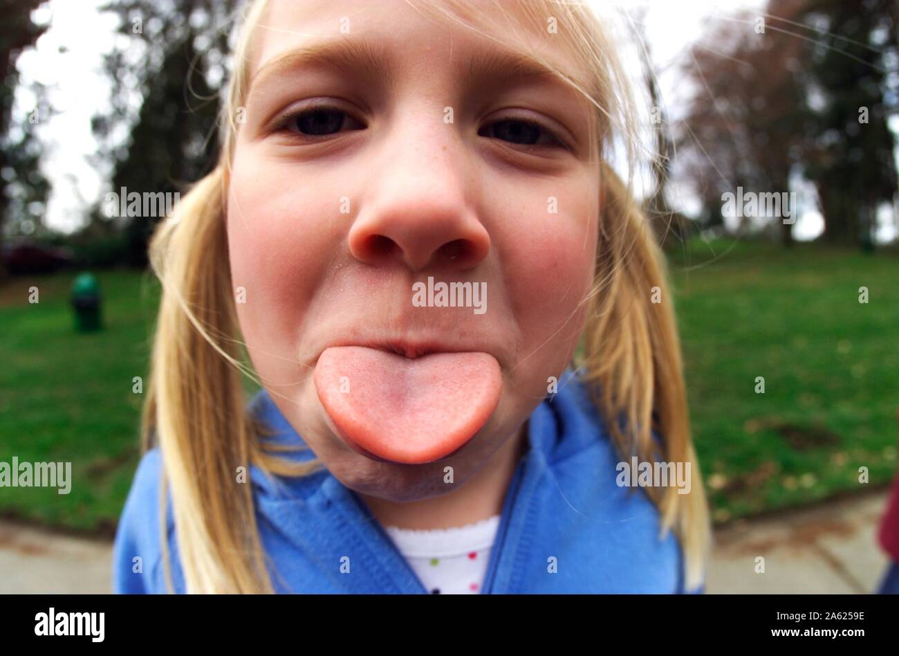 Un six-année-vieille fille de race blanche convertible pour l'appareil photo Banque D'Images