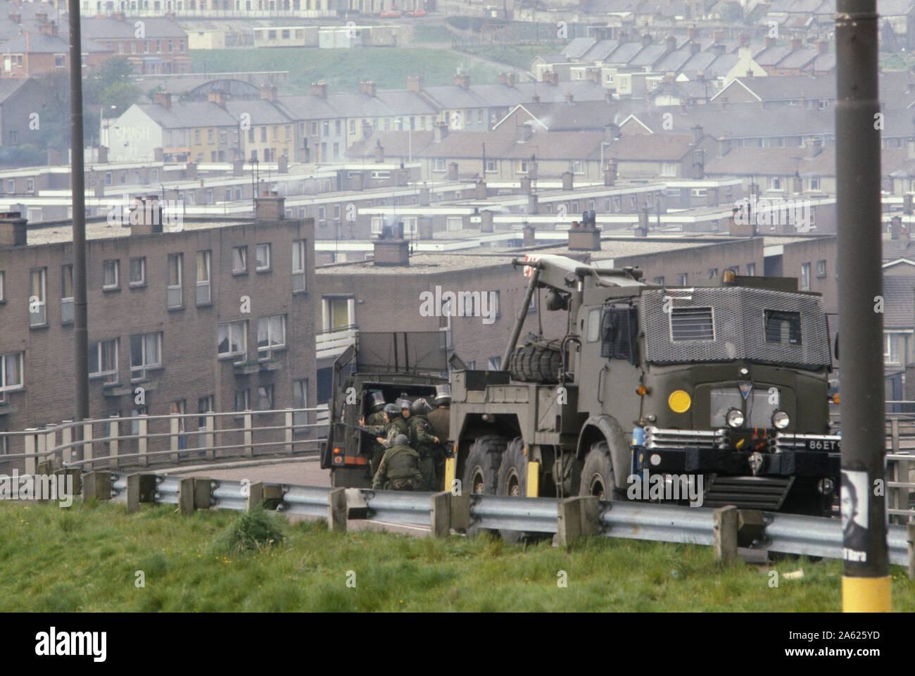 Les troubles des années 1980, l'Irlande du Nord Londonderry Derry 1981 soldats britanniques en patrouille en véhicule blindé sous le feu 80s HOMER SYKES Banque D'Images