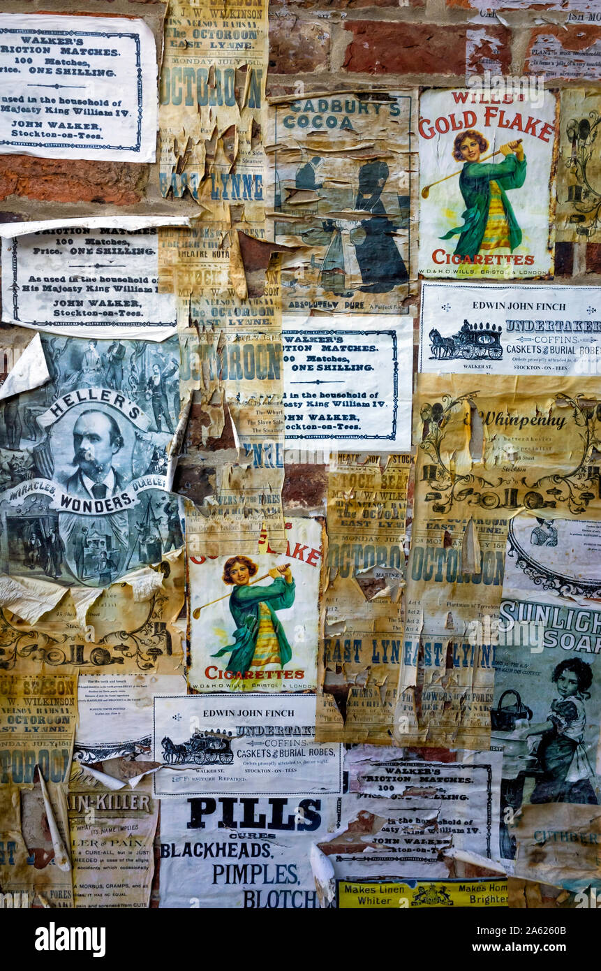 Un mur couvert de reproduction Victorian fly posté des publicités à Preston Park Museum Stockton on Tees Banque D'Images