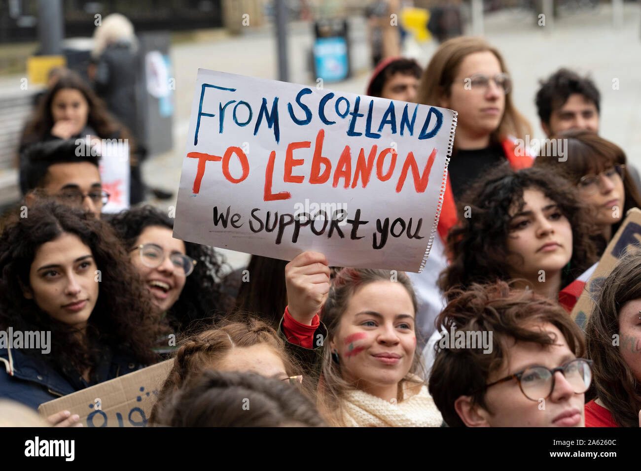 Edinburgh, Ecosse, Royaume-Uni. 23 Oct, 2019. Manifestation à Bristo Square, Édimbourg, par peuple libanais qui protestent contre la corruption dans le gouvernement au Liban. Ces derniers jours a vu d'immenses manifestations à Beyrouth par des manifestants de tous les côtés de la politique et des religions qui voient le gouvernement libanais comme corrompus . Credit : Iain Masterton/Alamy Live News Banque D'Images