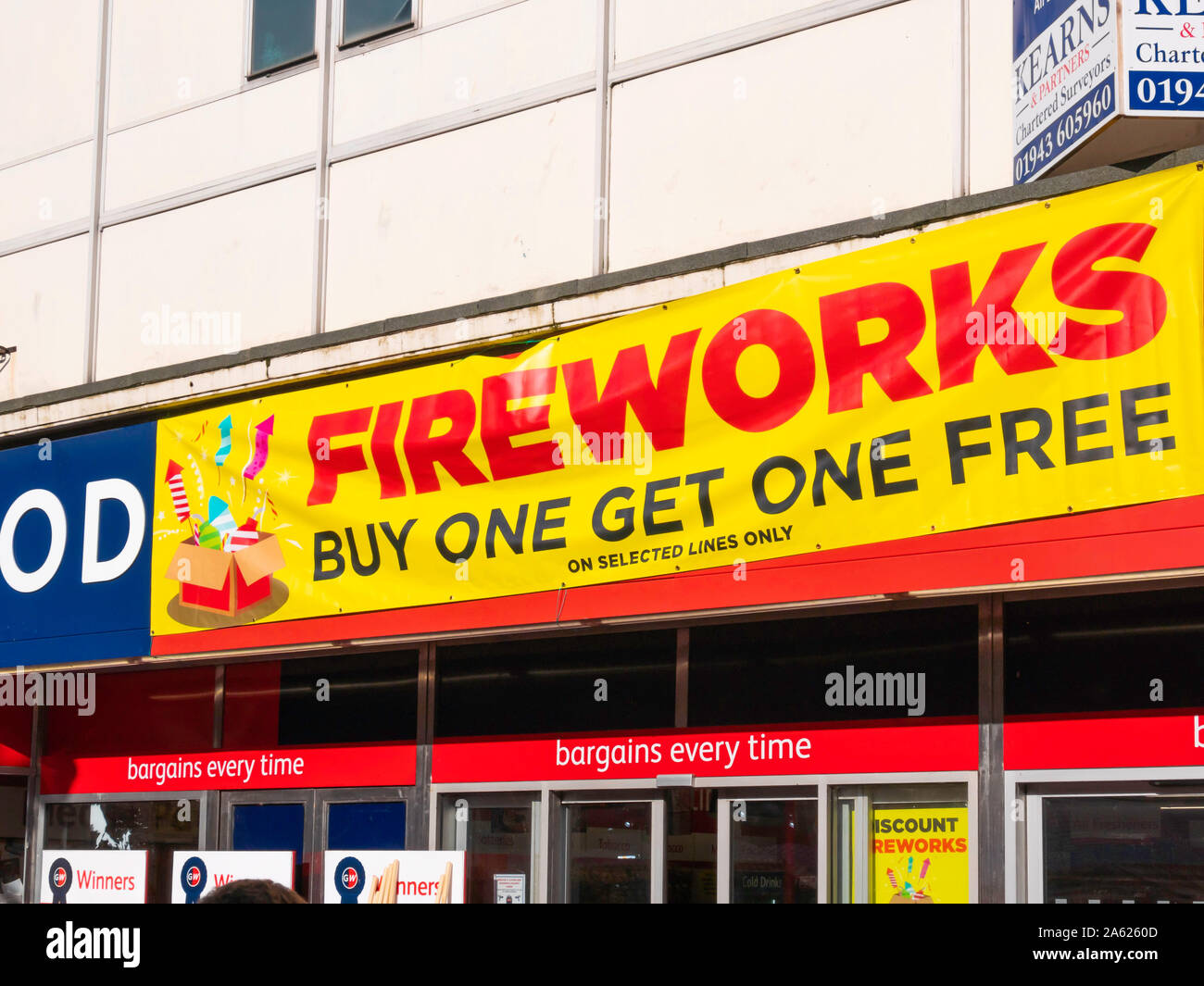 Un grand panneau de promouvoir la vente de feux d'artifice l'achat un obtiennent un libre dans le North Yorkshire England UK Banque D'Images
