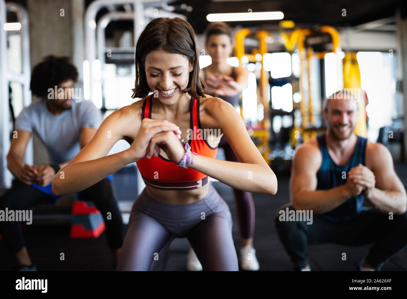 Jeunes en bonne santé faisant des exercices au centre de remise en forme. Banque D'Images