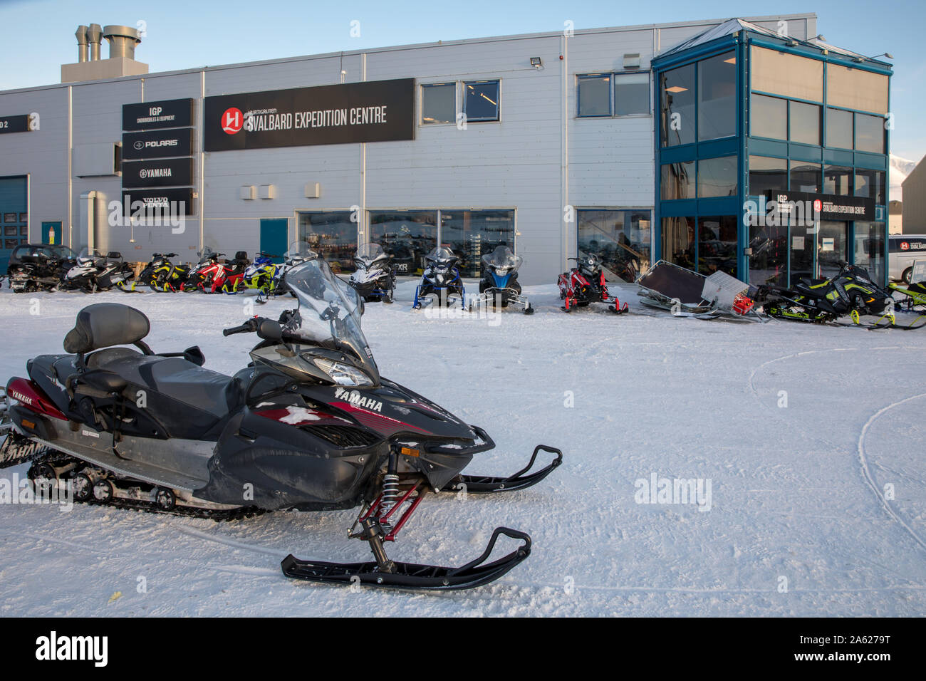 Longyearbyen, Svalbard en Norvège - Mars 2019 : Expédition Svalbard Hurtigruten Centre à Longyearbyen. Motoneige pour louer. Banque D'Images