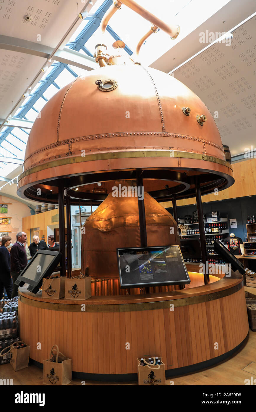 Une ancienne brasserie le cuivre utilisé pour brasser de la bière à l'intérieur du Visitor Center à Robinson's Brewery, Stockport, Manchester, Angleterre, RU Banque D'Images