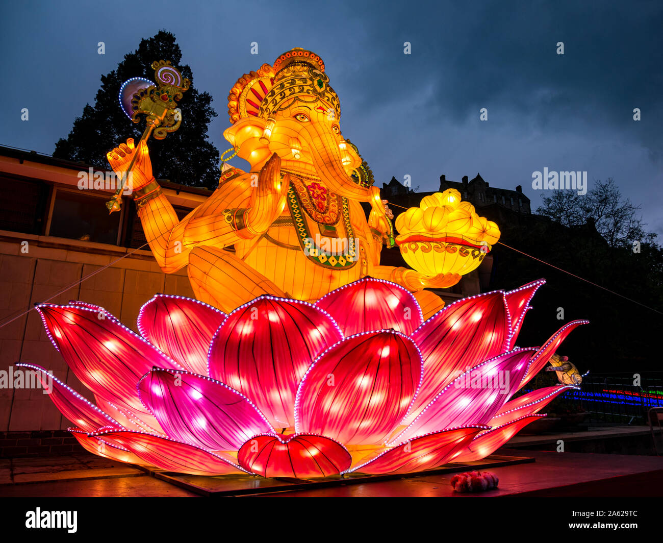 Ross Bandstand, Princes Street Garden, Édimbourg, Écosse, Royaume-Uni, le 23 octobre 2019. Diwali Festival des lumières : allumer des illuminations pour Edimbourg Diwali, une fête de l'hiver indien. Un illuminé Ganesh, dieu éléphant dirigé, lanterne au-dessous du château d'Édimbourg rock la nuit Banque D'Images