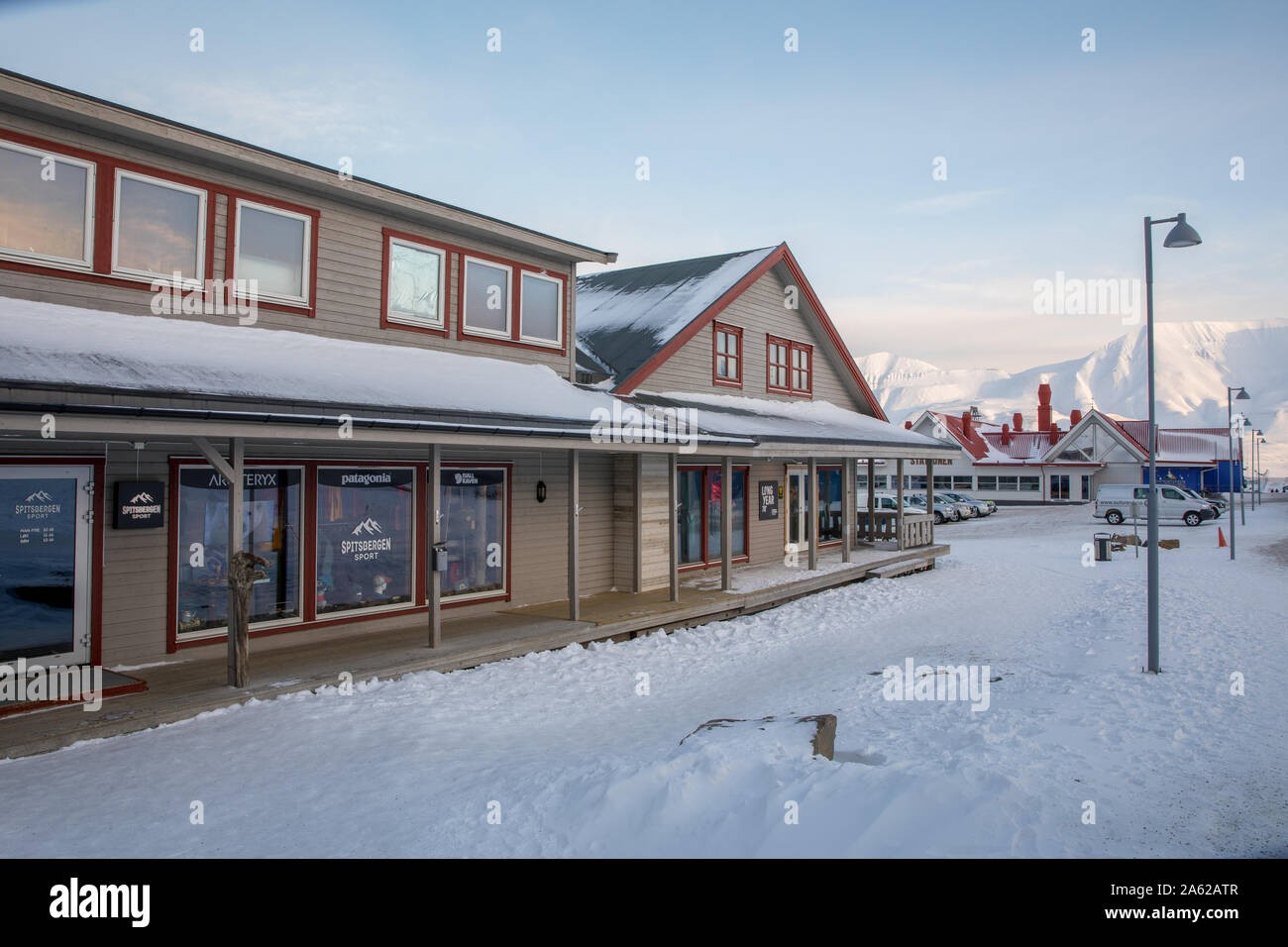 Longyearbyen, Svalbard en Norvège - Mars 2019 : les magasins pour l'équipement de plein air et sports, à Longyearbyen centre-ville. Banque D'Images