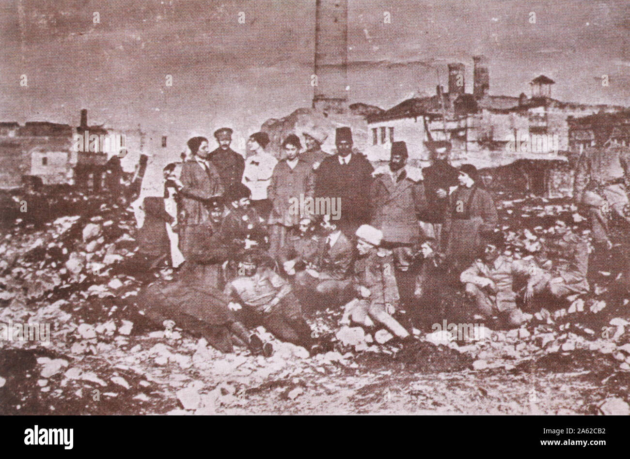 Comité de l'Inspection des atrocités en face d'une petite ville détruite par les Arméniens en 1910. Banque D'Images